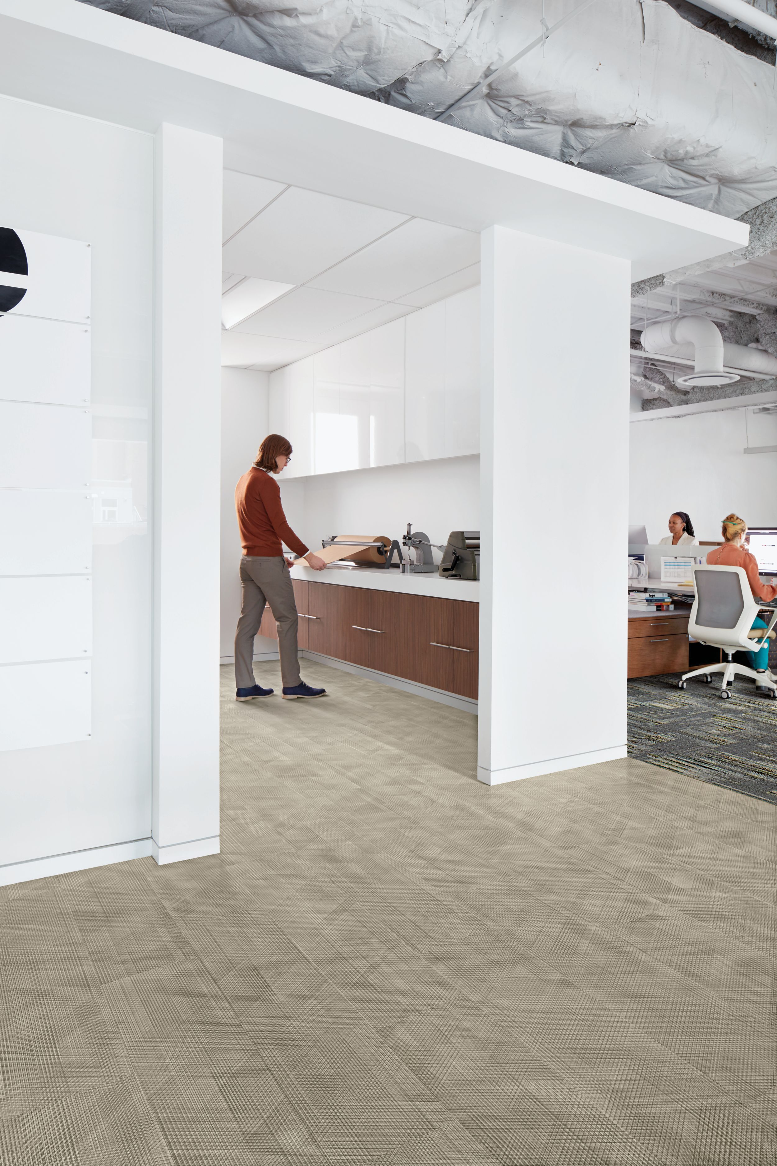 Interface Drawn Lines LVT and plank Hard Drive carpet tile in office common area  número de imagen 5